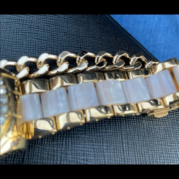 Invicta Woman’s Watch Mother of Pearl - Picture 4 of 15